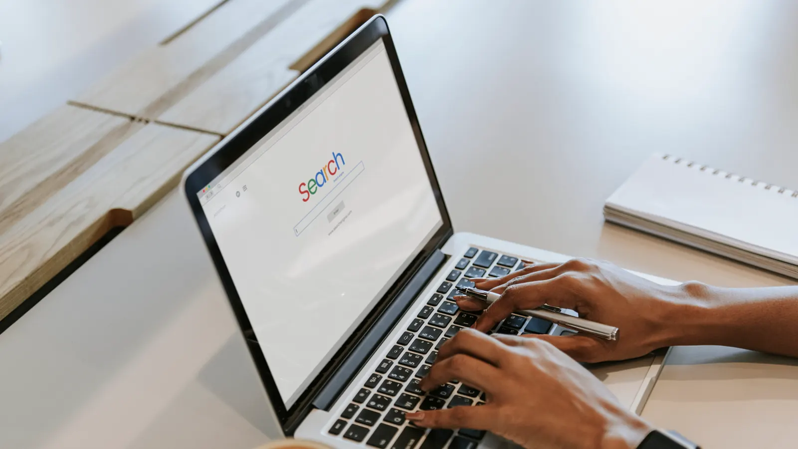 Personne effectuant une recherche Google sur un ordinateur portable