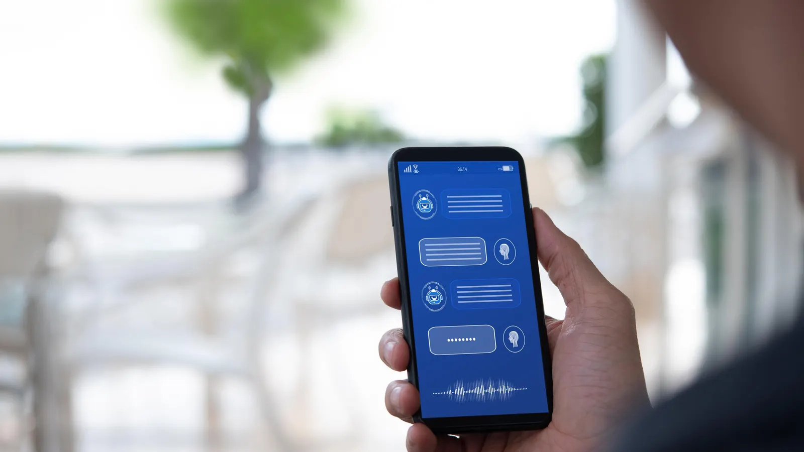 Main tenant un smartphone affichant une conversation avec un assistant d’intelligence artificielle