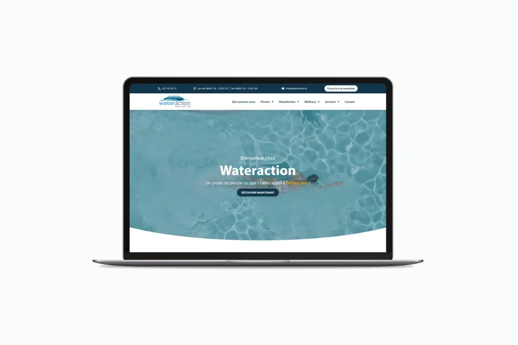 Site internet pisciniste présenté sur un ordinateur portable